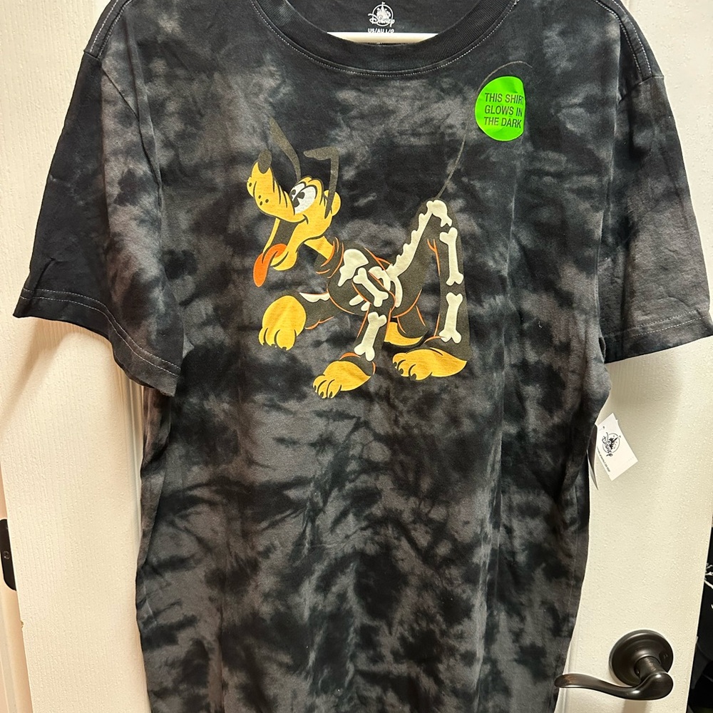 Disney men's Glow-in-the-Dark Graphic T-Shirt size L/ NWT B62